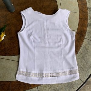 sleek white sleeveless top🤍